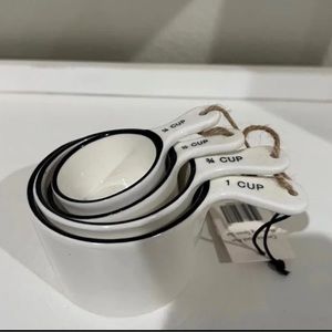 Magnolia measuring cups